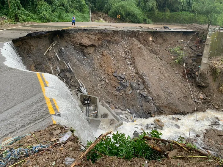 台14線多處邊坡、路基仍不穩。台中市消防局提供