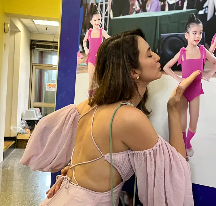 瑞莎對大女兒的海報送上飛吻。臺孝婷攝