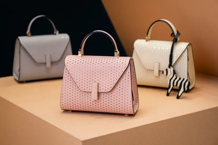 Iside Senses手袋今季首次採用3D 效果印刷和打孔技術。品牌提供