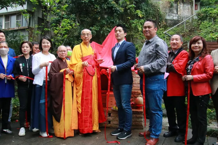 士北區現任民進黨立委吳思瑤（左三）尋求連任。翻攝吳思瑤臉書