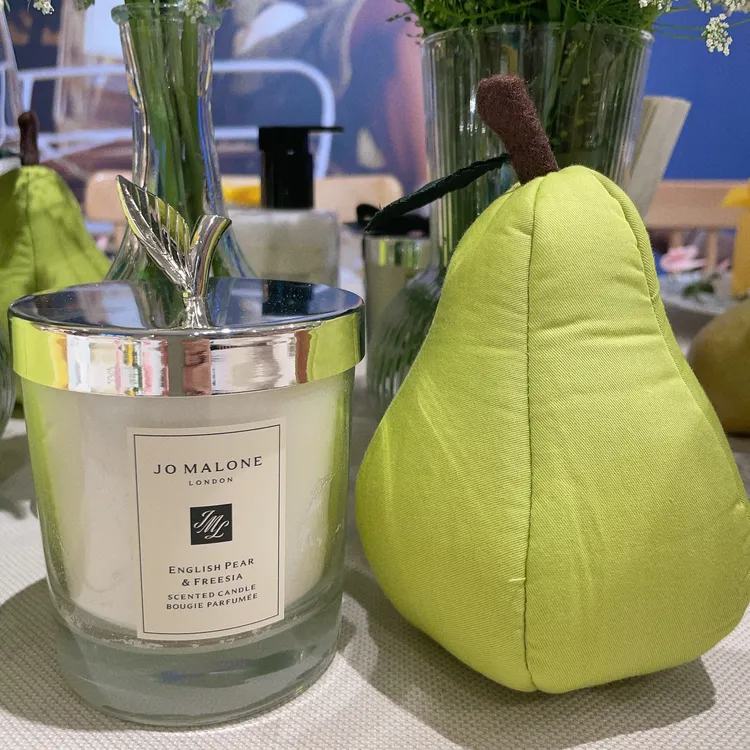 英國梨與小蒼蘭香氛工藝蠟燭年度限量版，換上可愛的梨子樣式燭蓋，200g／2800元。張家玲攝