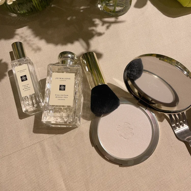 限定推出的英國梨與小蒼蘭身體香氛蜜粉餅，15g／2800元。張家玲攝