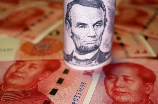 中國經濟前景暗淡 人民幣重貶兌美元摜破7.3