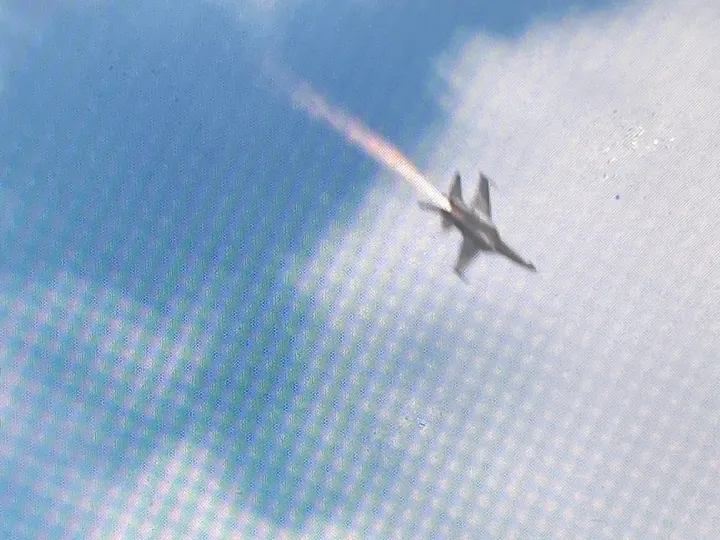 IDF升空展示卻發動機起火。讀者提供