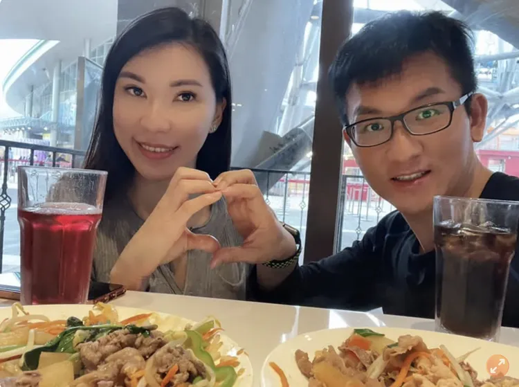 台北市前議員童仲彥（右）與妻子。翻攝童仲彥臉書
