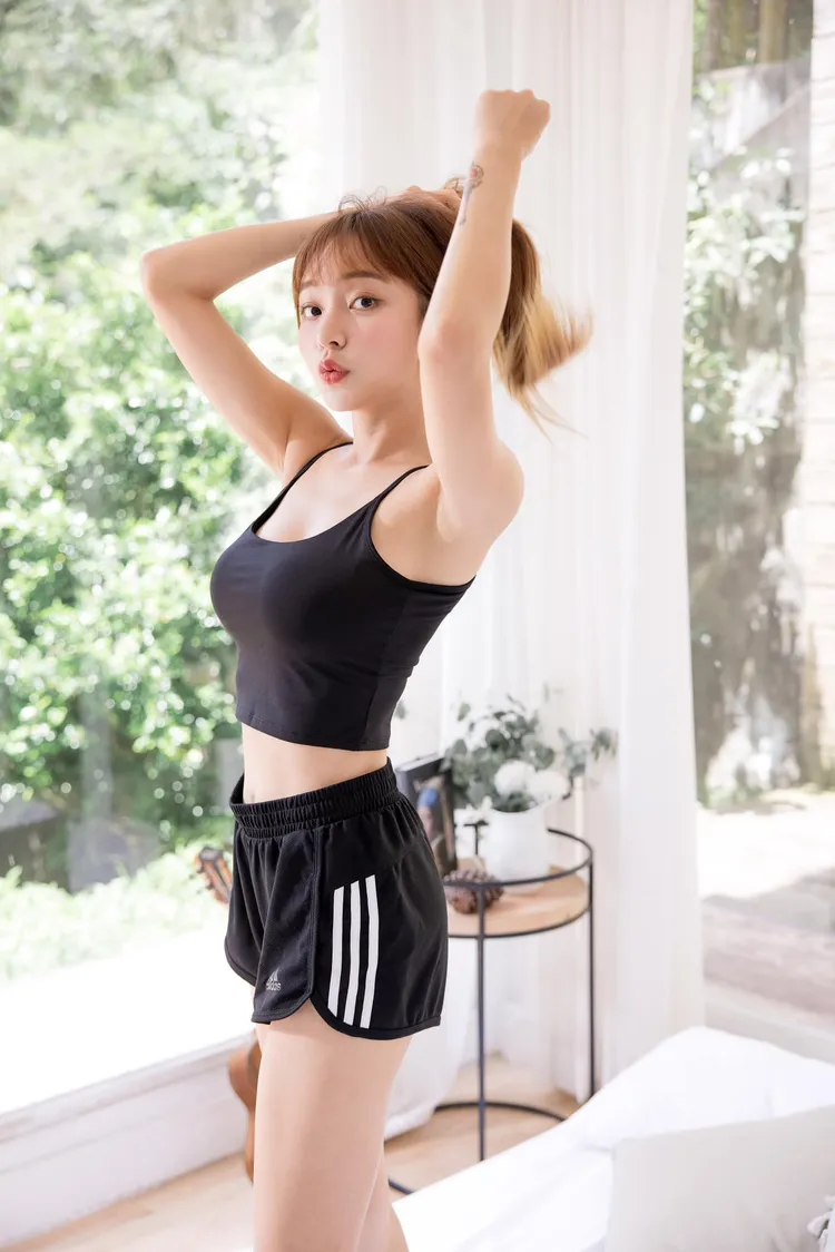 林襄穿小可愛、真理褲，小露性感。翻攝林襄臉書