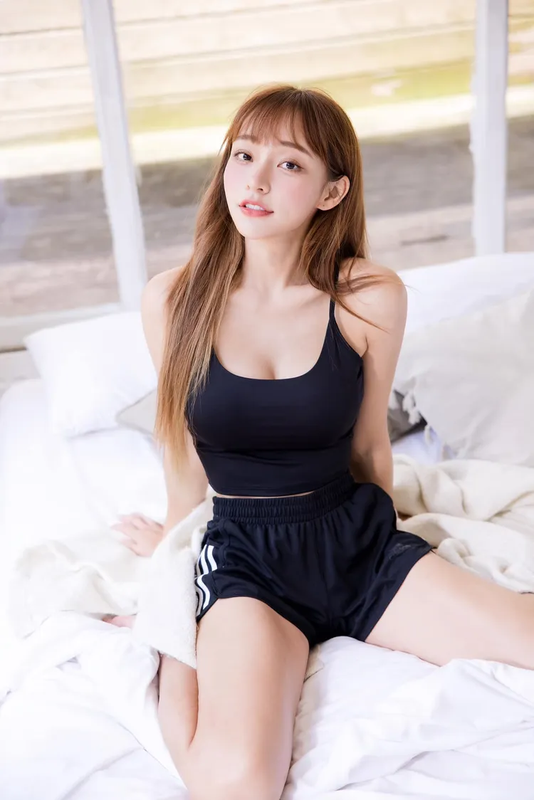 林襄舉手投足盡顯性感。翻攝林襄臉書