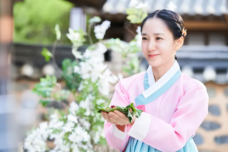 朴柱美劇中原本是朝鮮時代富家閨秀，意外穿越到現代。friDay影音提供