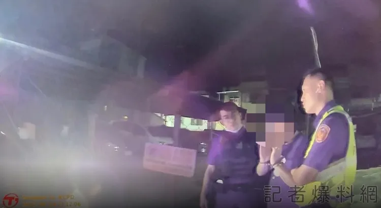 丟包女網友的杜男(中)被警方逮回。翻攝自記者爆料網