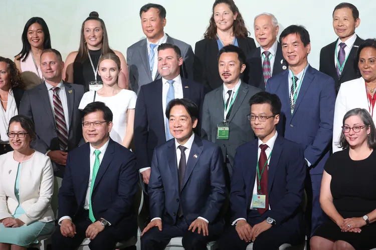 副總統賴清德（前排中）受到支持者熱烈歡迎。中央社