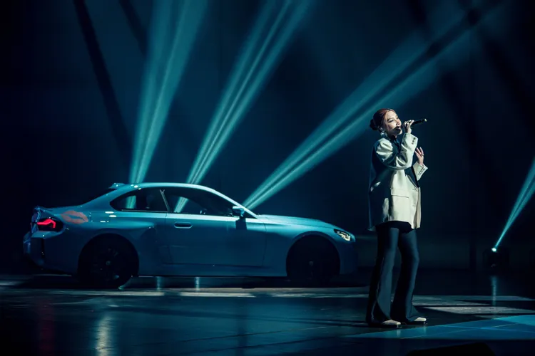 獨特亮眼車色M Zandvoort Blue的BMW M2車尾上有個鮮紅唇印，與Karencici演唱的《Kiss Me》歌曲相互呼應。業者提供