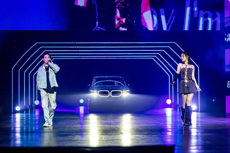 睽違多時再次合體的熊仔與Julia吳卓源合唱人氣歌曲《買榜》，輕快的節奏襯著Carbon Black的BMW XM，為活動中的亮點彩蛋。業者提供