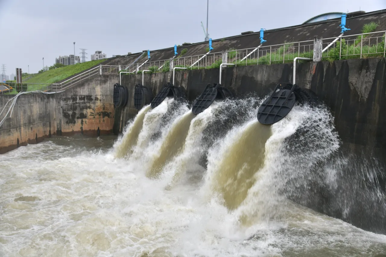 卡努颱風挾帶強風豪雨,中午之前已對新北市造成了33起災情。市府提供