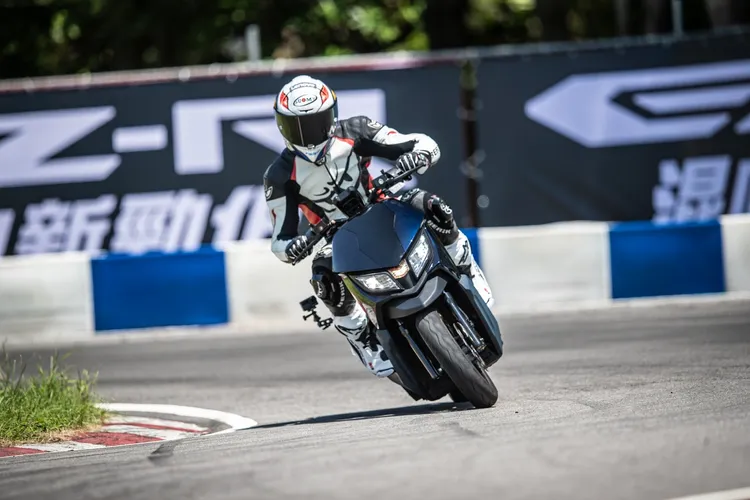 EZ-R動力系統搭載全新研發馬達，提供最高輸出7.2kW，及目前同級車款中最大扭力28Nm。業者提供