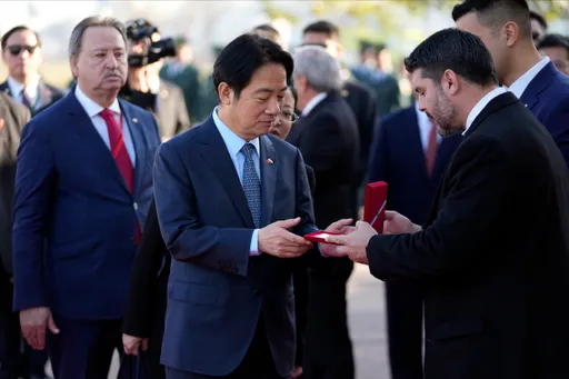 賴清德率團抵巴拉圭 首都市長贈市鑰