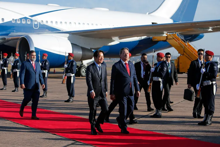 巴拉圭外交次長席維羅接機。路透社