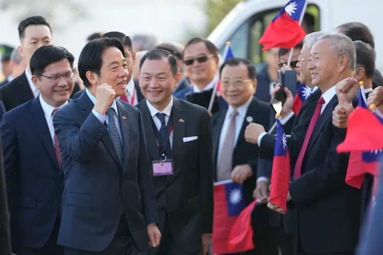 巴拉圭的台灣僑胞歡迎賴清德。美聯社