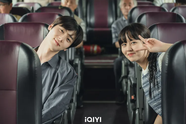 金所泫（右）劇中擁有辨別謊言的能力，幫只說真話的黃旼炫脫身。愛奇藝國際站提供