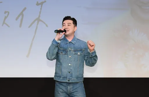 48歲李明川被當sugar daddy9年沒戀愛 鮮肉左右夾攻親親羞喊「好癢」