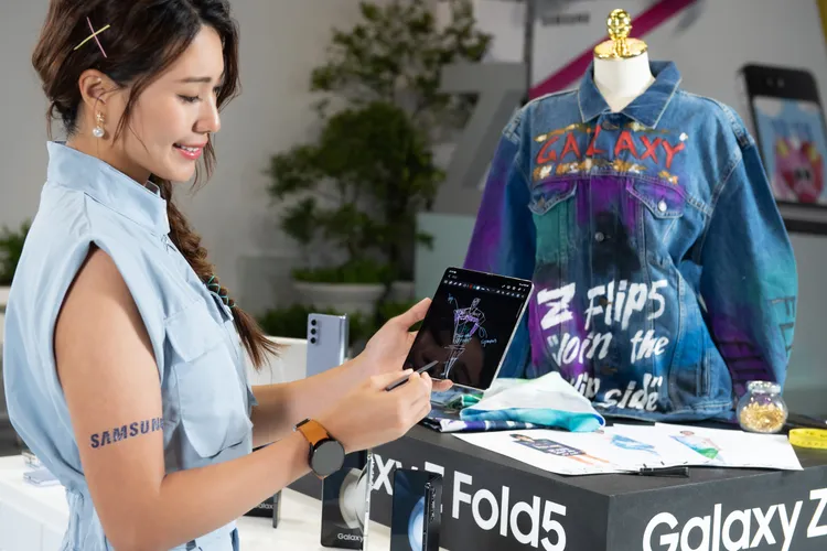 三星摺疊螢幕手機Galaxy Z Fold 5。業者提供