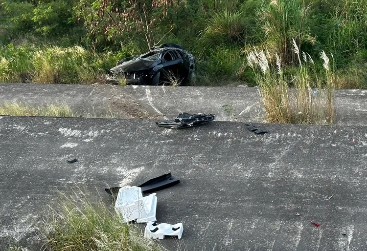 昨天又有一輛轎車衝過堤防翻落大安溪河床，造成1死1傷。資料照片