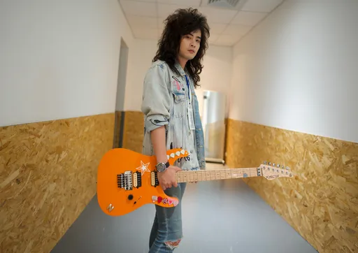 Lee Q藝術作品登紐約時代廣場 擔任搖滾天團開場嘉賓感動忍淚