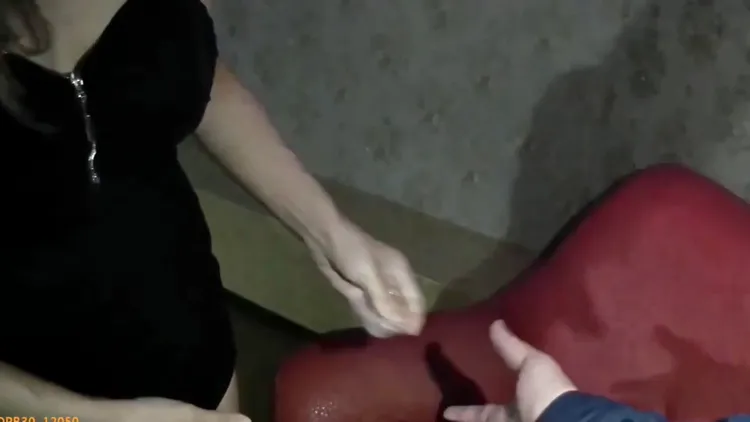 女子交出藏在短裙內的物品。讀者提供