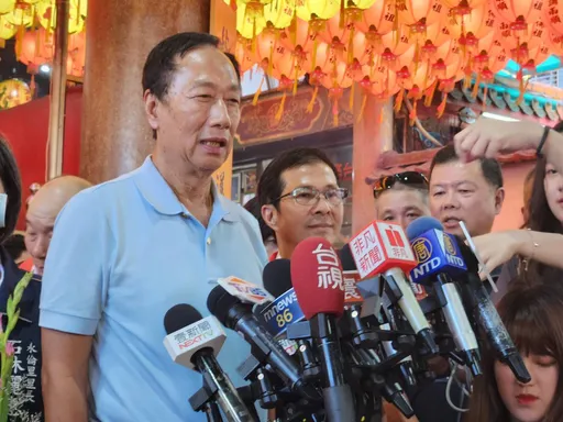 郭台銘參拜錯身王世堅！　笑問：扶龍王怎沒來扶我一把？