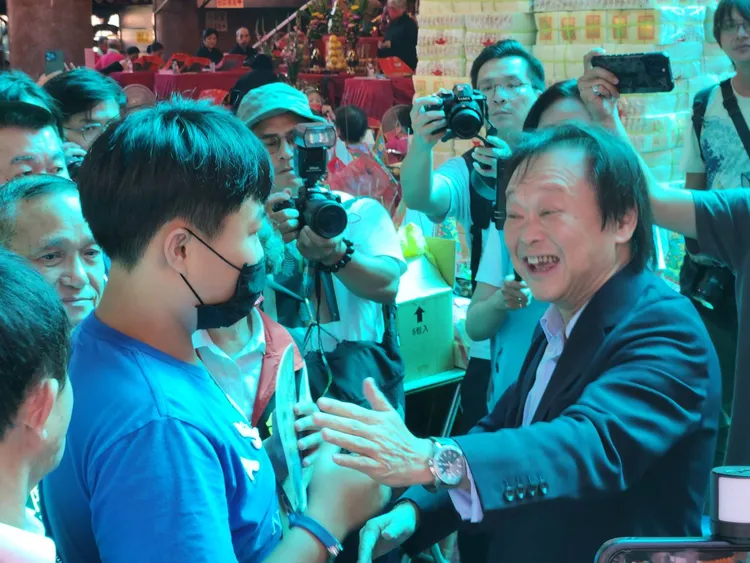 王世堅下午也到葫蘆寺參拜。施智齡攝