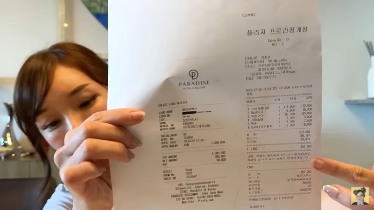 加護亞依秀出韓國飯店的收據，證明是自己出錢。翻攝加護ちゃんねるYT