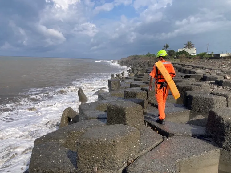 海巡人員搜尋失蹤者。翻攝畫面