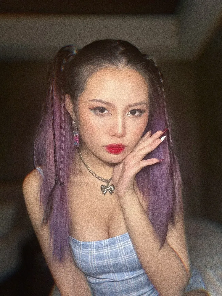 台灣AV女優管明美Akemi，是亞洲華語區發片量前幾高的性愛型AV 女優。