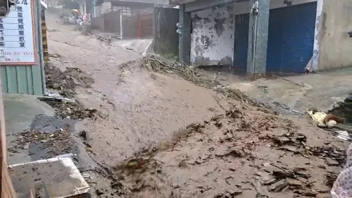 南投仁愛鄉都達部落爆發土石流　泥流衝入民宅埋3車！2千居民受困