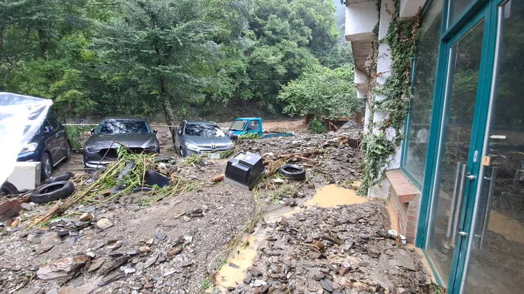 有3輛車幾被土石掩埋一半。村長提供