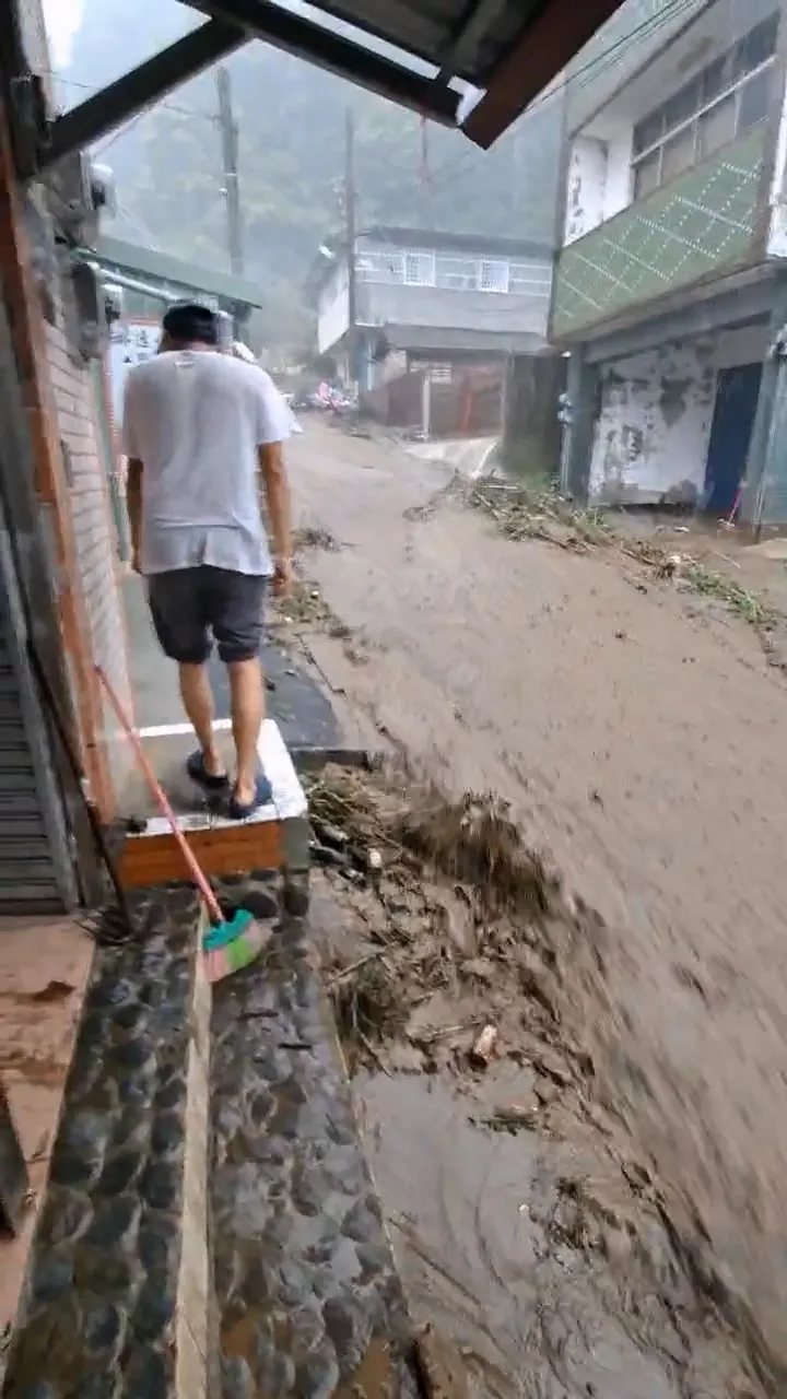 居民出門看到門前道路已成小河。村長提供