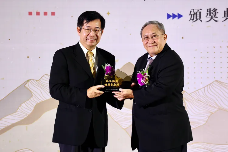 吳庚元（右）創立「阿里港文化協會」。彭欣偉攝