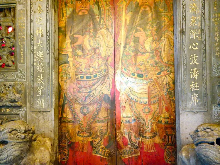 北市百年古蹟廟門門神畫像遭毀，留下大片白色擦拭痕跡。翻攝畫面
