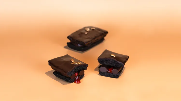 可可酒香櫻桃費南雪。食糖製菓提供