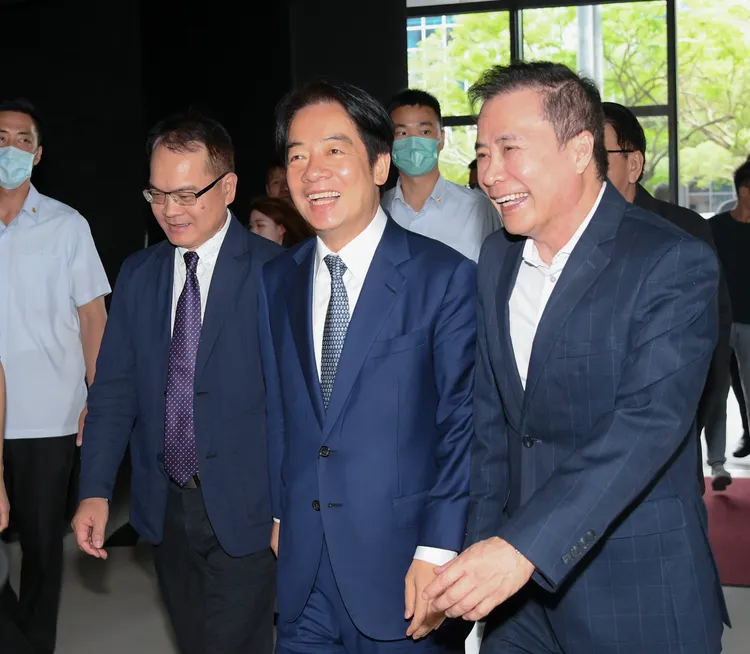 三立董事長（右起）親迎賴清德，左為鄭弘儀。三立提供