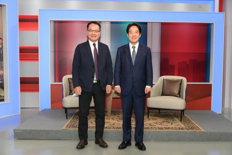 鄭弘儀（左）說要對賴清德「問好問滿」。三立提供