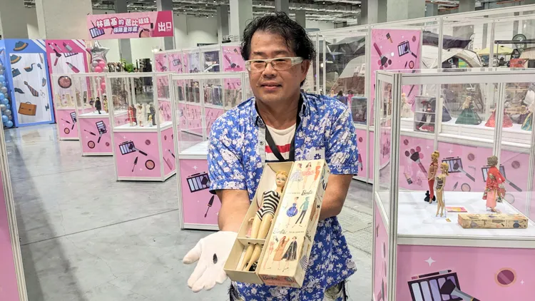 林國基帶來第1隻身價現近200萬元的芭比娃娃。艾迪昇傳播提供