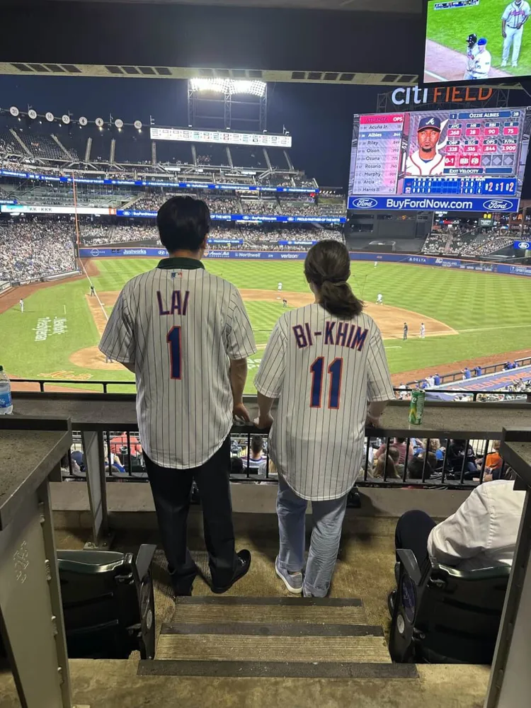 副總統賴清德（左）13日過境美國時到棒球場觀賽，並與駐美代表蕭美琴（右）穿球衣合影。圖取自facebook.com/Bikhim