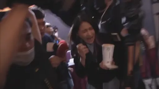 遭記者狂追！賴品妤跌倒狂吼「為什麼要推我」　民進黨聲援怒批：貼身騷擾慣犯