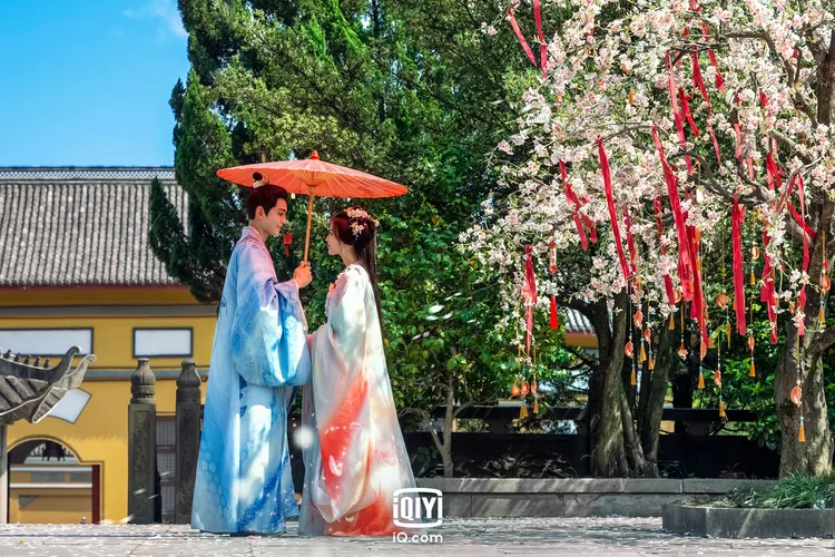 楊超越（左）和丁禹兮私下感情超好。iQIYI國際站提供