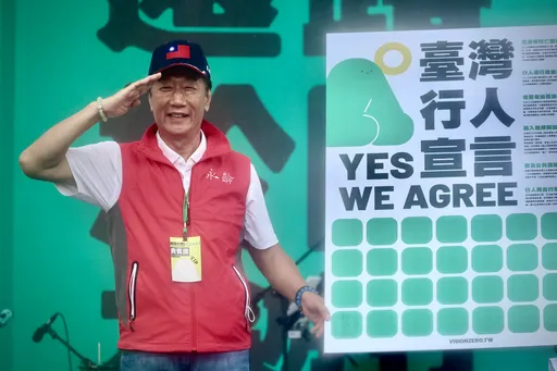 郭台銘搶頭香！暴雨中籲還行人安全　無緣同框柯侯賴