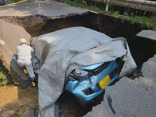 日本國道「天坑」吞掉小客車　3名大學生掉落僅輕傷