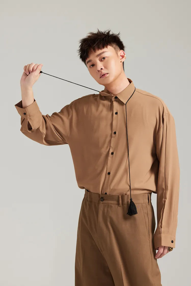 許富凱為了唱好新歌下足苦功。何樂音樂提供