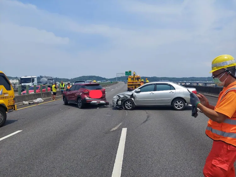 鋁梯掉落國道3號內側車道，造成後方5車連環追撞。民眾提供