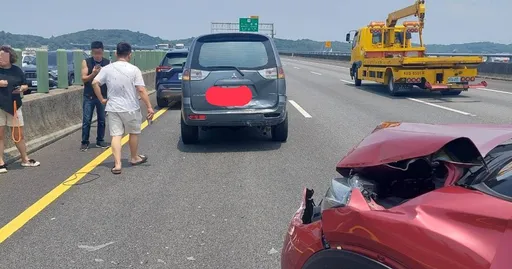 車頂綁鋁梯掉落國道未示警　害後車胎爆！共造成5車連環撞