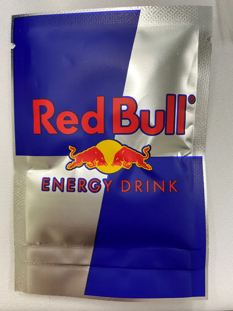 警方查獲的毒品咖啡包，盜用知名能量飲料的商標。民眾提供